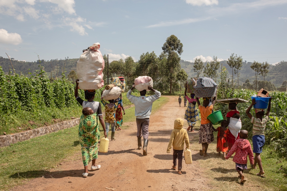 Familias congoleñas regresan a sus hogares en la República Democrática del Congo desde el centro de tránsito de Nyakabande en Kisoro, Uganda, noviembre de 2021.