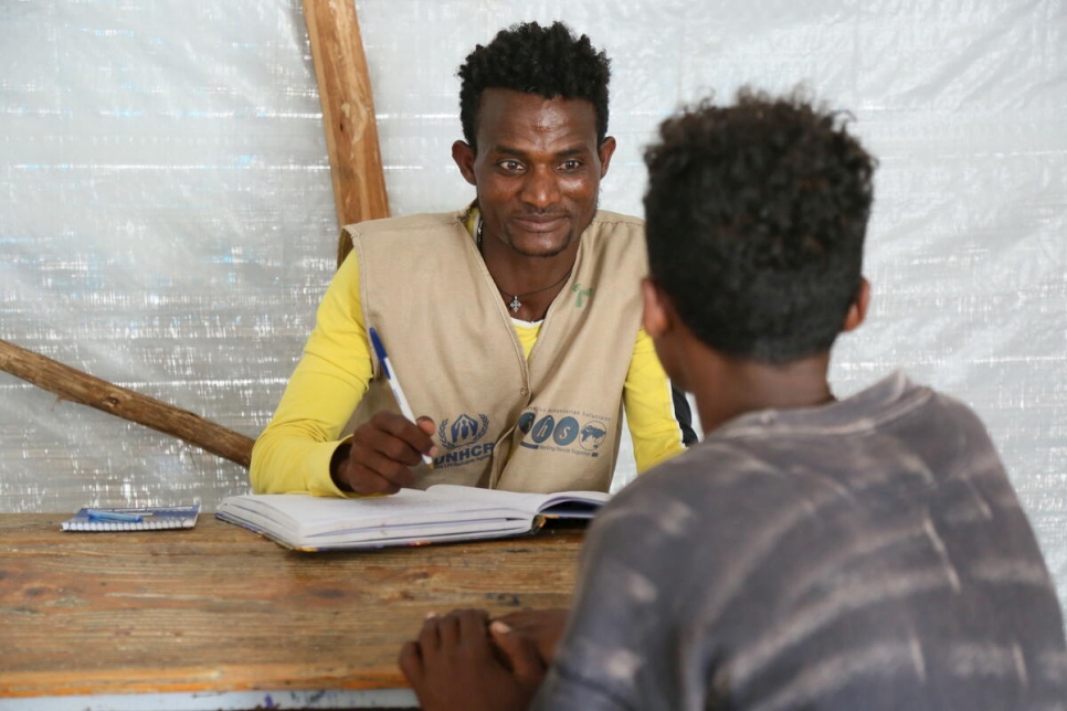 Teklit, de 29 años, labora como trabajador social en un lugar que acoge a miles de personas etíopes desplazadas por el conflicto de Tigray en Mekele, Etiopía.