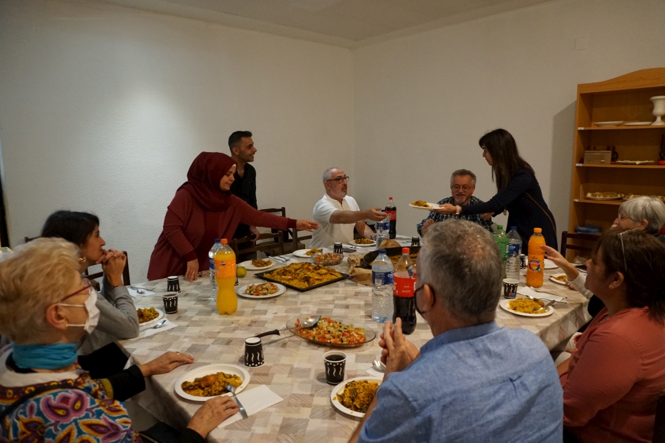 Moeen y Wajiha, refugiados sirios que forman parte del programa de Patrocinio Comunitario en Valencia, comparten paella valenciana y arroz sirio con el grupo local en su casa de Alaquàs, Valencia. 