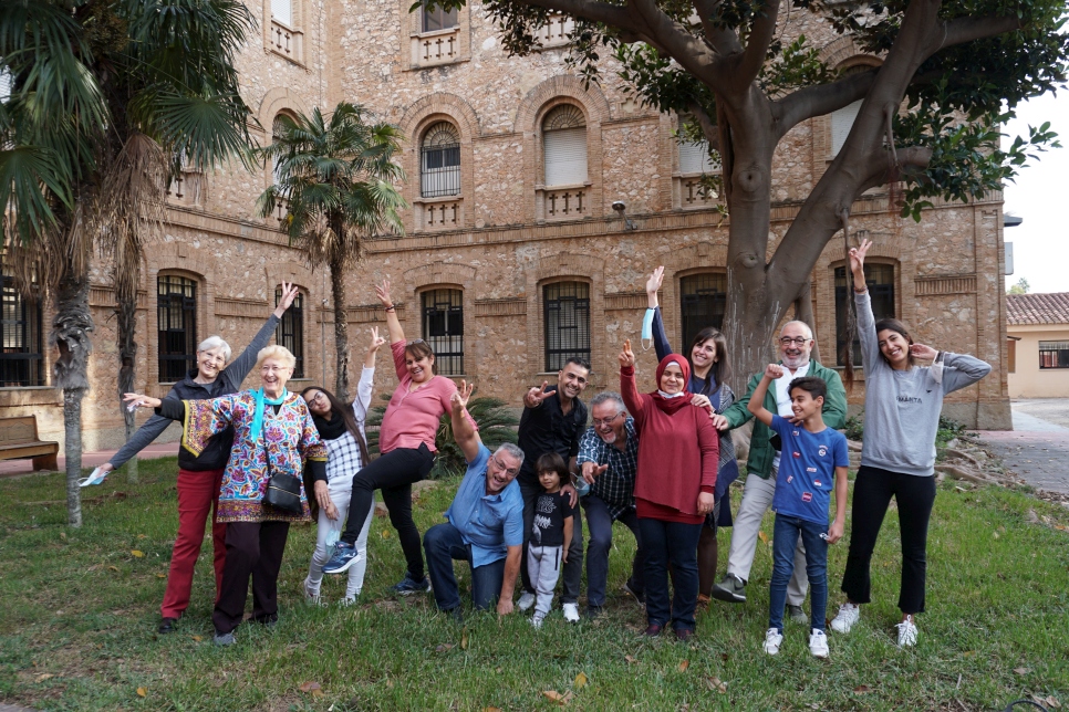 La familia y el grupo local, parte del primer piloto de Patrocinio Comunitario en Valencia, posan en Alaquàs, Valencia. 