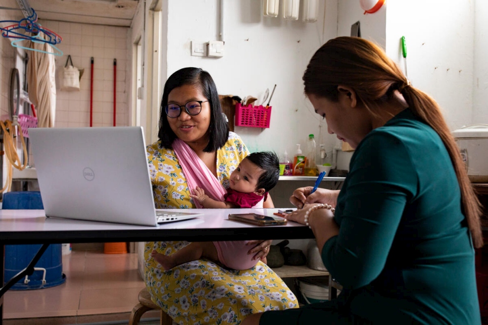 Deborah y Kip, de la Organización de Mujeres Étnicas Refugiadas de Myanmar, dirigiendo una sesión virtual de apoyo grupal con otras mujeres refugiadas.