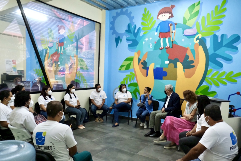 El Alto Comisionado de las Naciones Unidas para los Refugiados, Filippo Grandi, conversa con jóvenes voluntarios apoyados por ACNUR en el espacio de apoyo "A tu lado" en San Salvador.