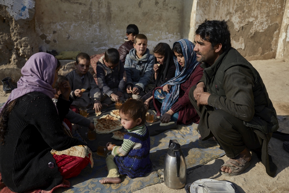 Familia refugiada almuerza en un albergue temporal en el pueblo de Kariz-e-Meer, a las afueras de Kabul. Esta familia huyó de Kunduz, una ciudad al norte de Afganistán, luego de haber perdido su hogar a causa de los enfrentamientos.