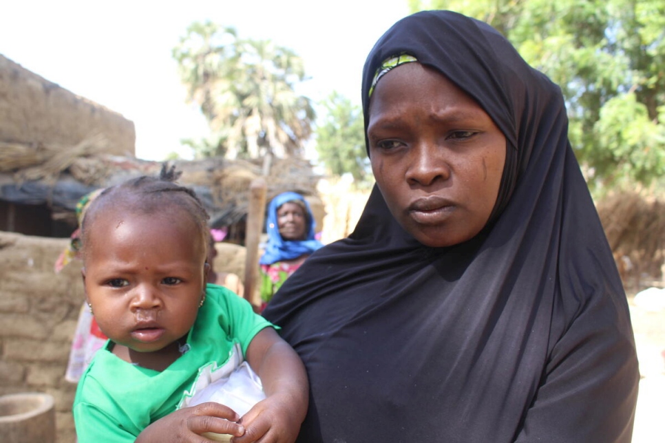 Esta mujer nigeriana y su bebé huyeron de bandoleros y ahora buscan protección en Bangui, un pueblo en el departamento de Madaoua en la región de Tahoua, en Níger.