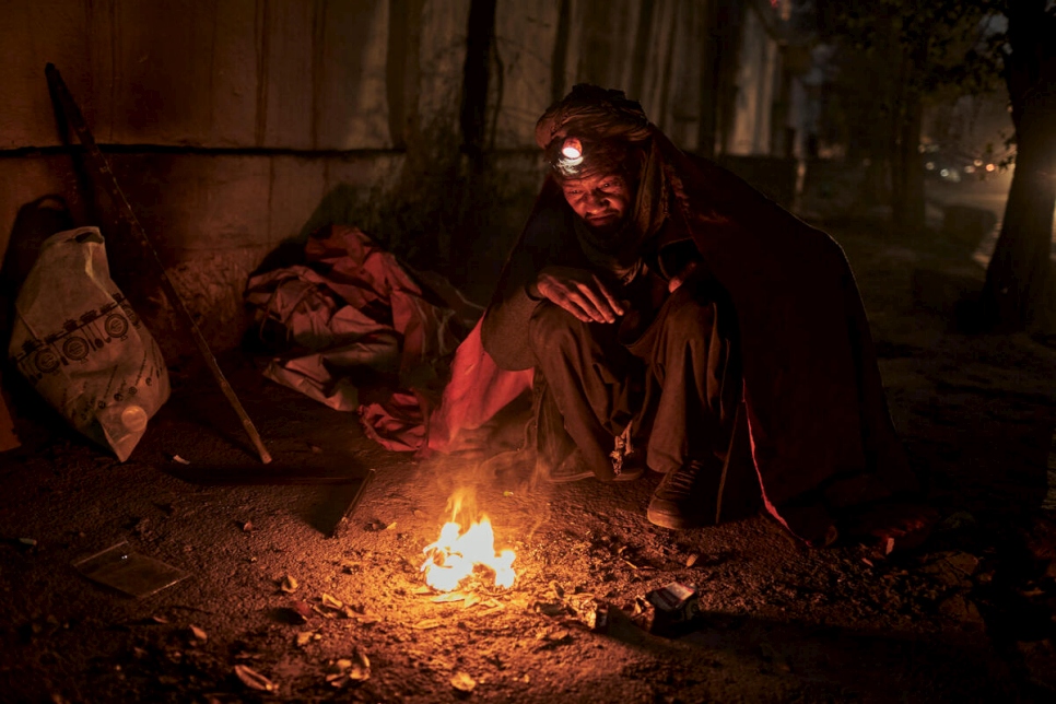 Mientras el invierno se recrudece, un hombre sin hogar busca el calor de una pequeña fogata en las calles de Kabul, Afganistán.