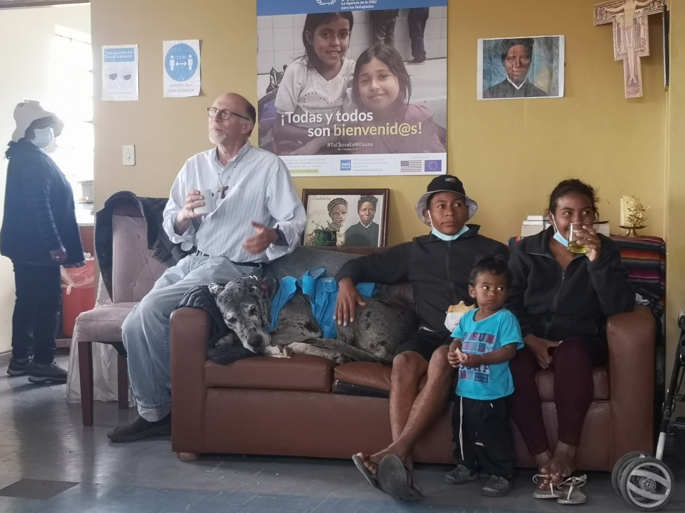 El Padre Vicente (a la izquierda) gestiona un albergue en Zepita, Perú donde las personas pueden descansar antes de continuar su camino a Chile.