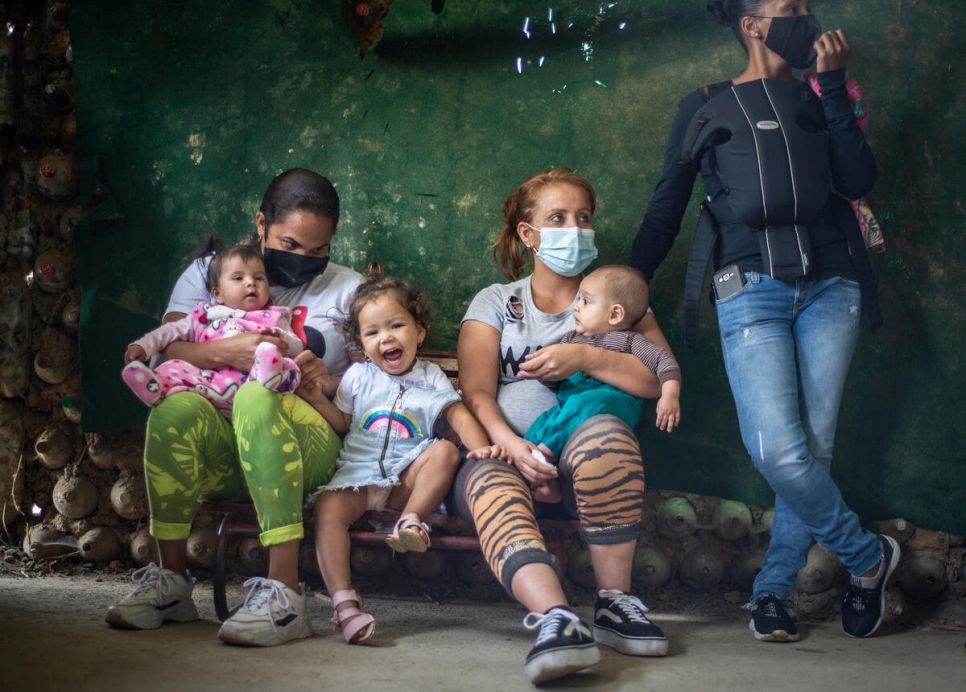 Un grupo de mujeres venezolanas que viven en el asentamiento informal de Bello Oriente, en Medellín, Colombia, fotografiadas en marzo de 2021.