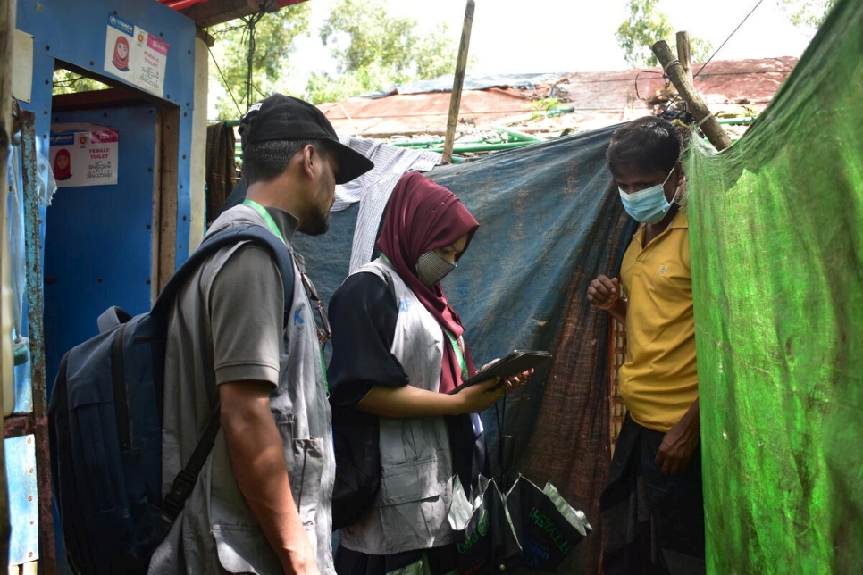 En el campamento de refugiados de Kutupalong, en Bangladesh, personal de ACNUR aplica encuestas a personas rohingyas sobre el uso que hacen de las instalaciones de agua, saneamiento e higiene.