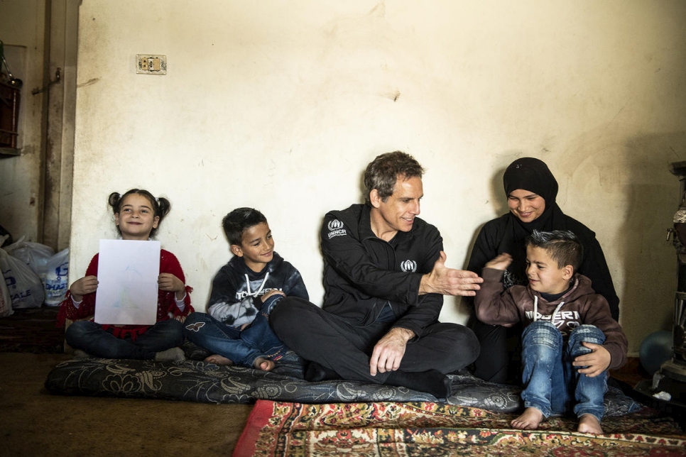 El Embajador de Buena Voluntad de ACNUR, Ben Stiller, visitó a los gemelos refugiados sirios Razan y Yazan (primera y segundo a la izquierda) en el valle de la Becá, Líbano, en 2019.