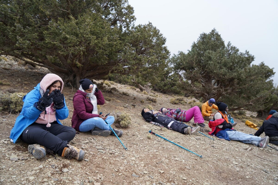 En los 16 días de activismo contra la violencia de género, un grupo de refugiadas que vive en Marruecos toma un descanso durante su ascenso al Monte Tuqbal.