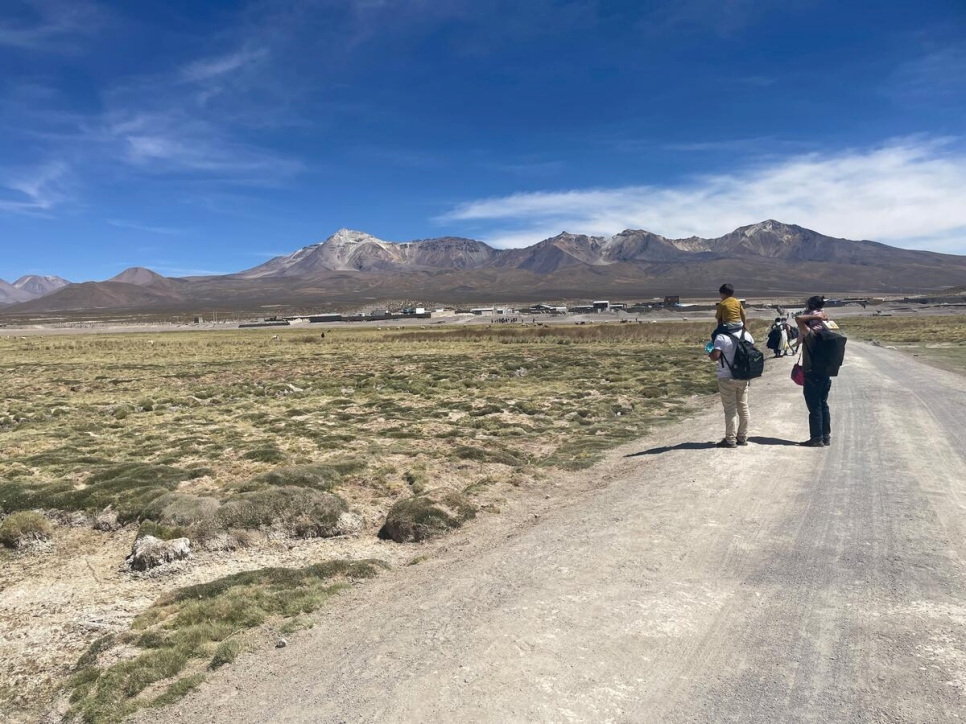 A una altura de 3.690 metros, con temperaturas que pueden llegar a -20°C, personas de Venezuela cruzan el altiplano andino a pie para llegar a Chile desde Bolivia (noviembre de 2021).