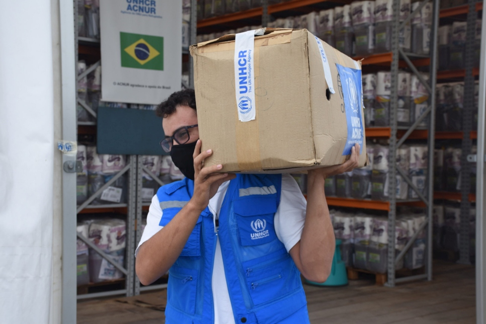 ACNUR distribuye pañales a las personas afectadas por las fuertes lluvias en el estado de Bahía.