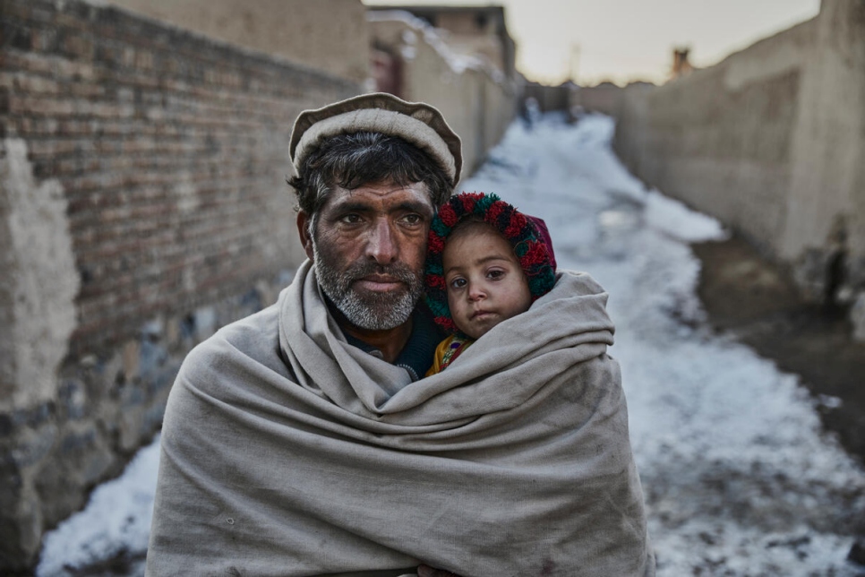 Rehman Gul* y su hija de dos años cerca de su casa en las afueras de Kabul. La familia huyó de Jalalabad hace 10 años a causa de los combates (*Nombre cambiado por motivos de protección).  