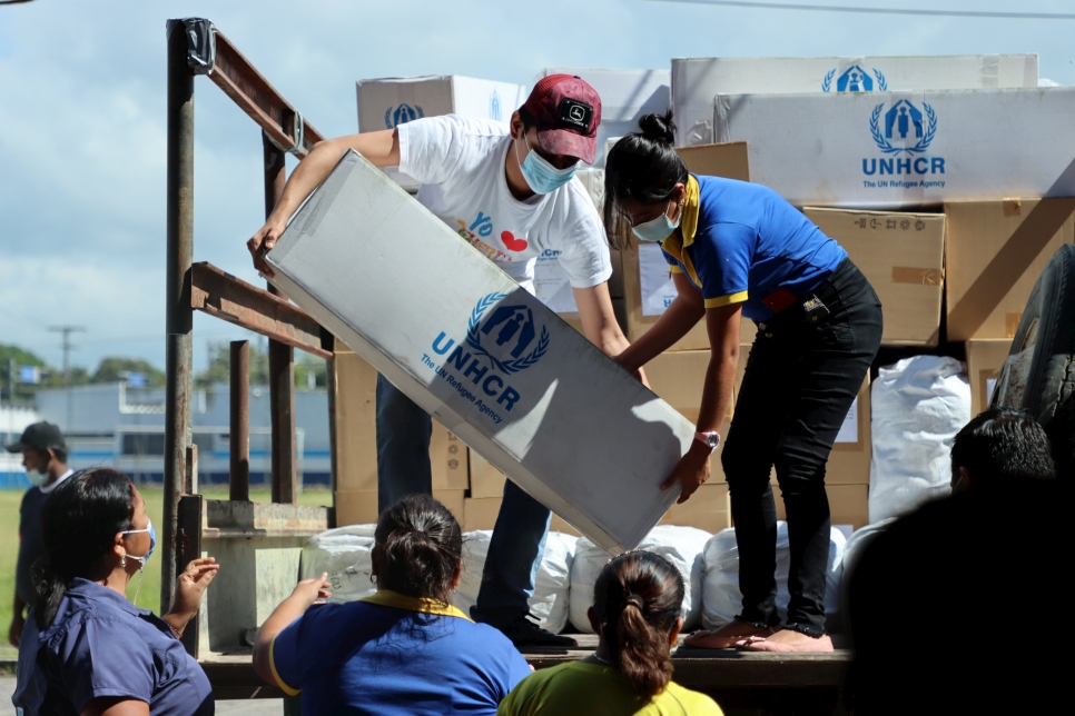Socios de la Oficina de Terreno de ACNUR en Izabal, en coordinación con la Municipalidad de Puerto Barrios, distribuyen ayuda a personas damnificadas.