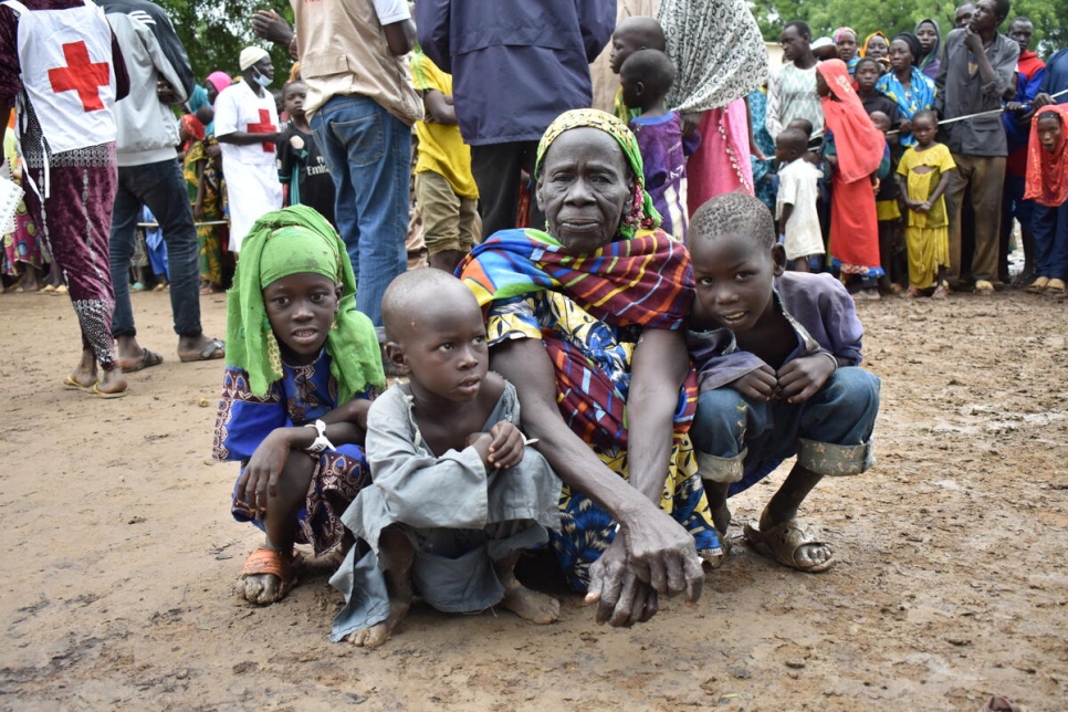 Amina y sus tres nietos en un lugar de acogida para personas refugiadas de Camerún en Oundouma, Chad.