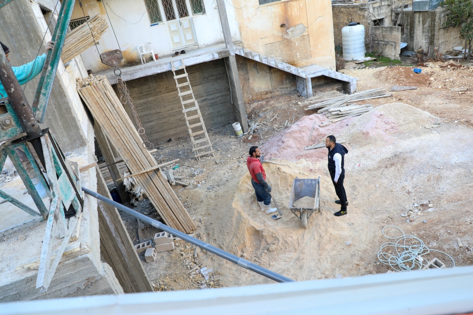 El refugiado sirio Nizar (a la derecha), de 25 años, busca trabajo en las obras de construcción cerca de su casa en Amán, Jordania.