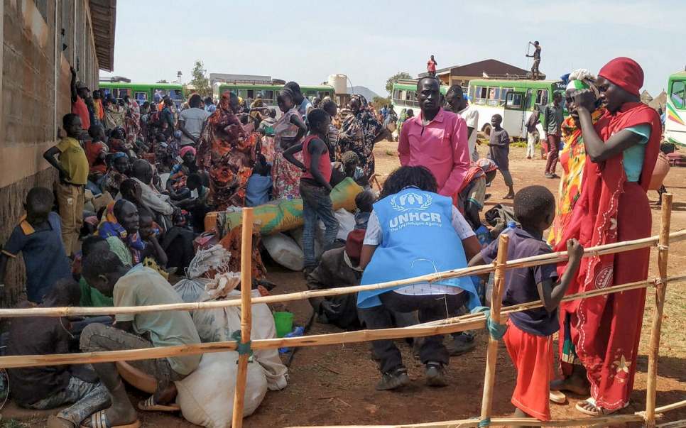 Personas refugiadas sudanesas y sursudanesas llegan a un asentamiento temporal en Tsore, Etiopía, luego de huir de los enfrentamientos en otras partes de la región de Benishangul-Gumuz