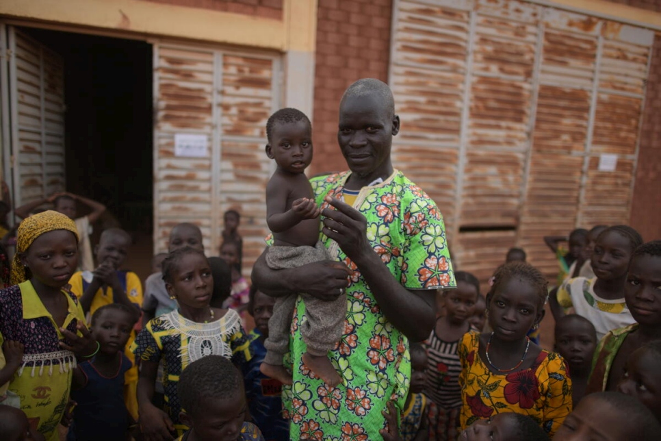 Un padre y su hijo en un centro para familias desplazadas en Ouahigouya, Burkina Faso.