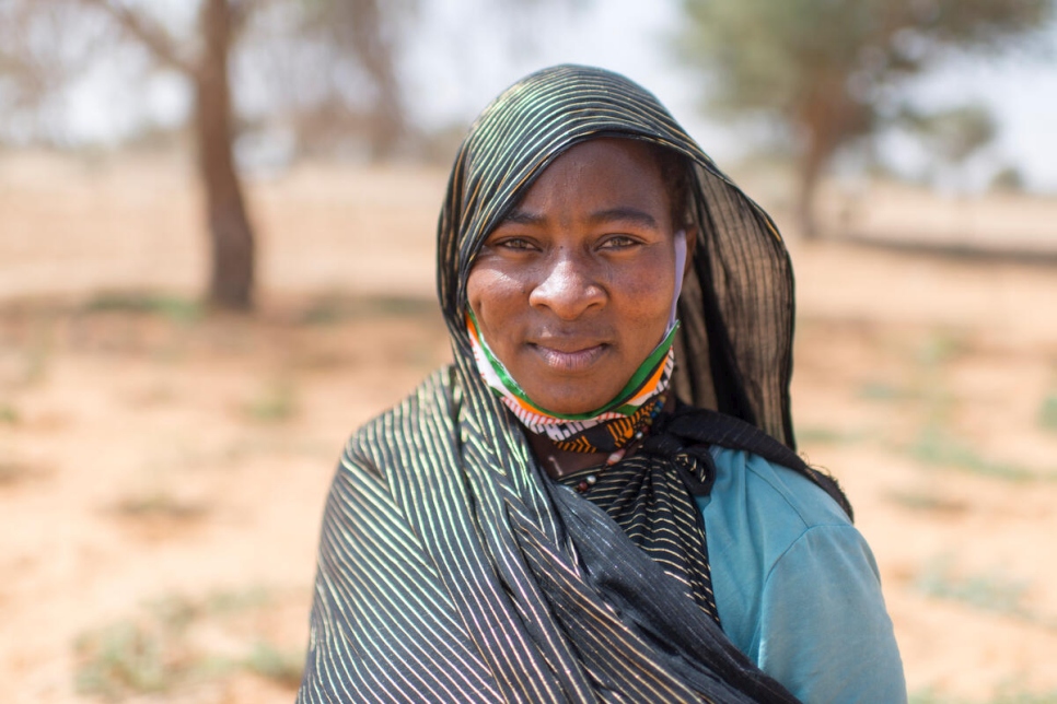 Rabi Saley, de 35 años, huyó de Malí tras los ataques a su ciudad natal, y encontró seguridad en Ouallam, Níger, donde trabaja en una huerta con otras mujeres refugiadas, desplazadas y locales.