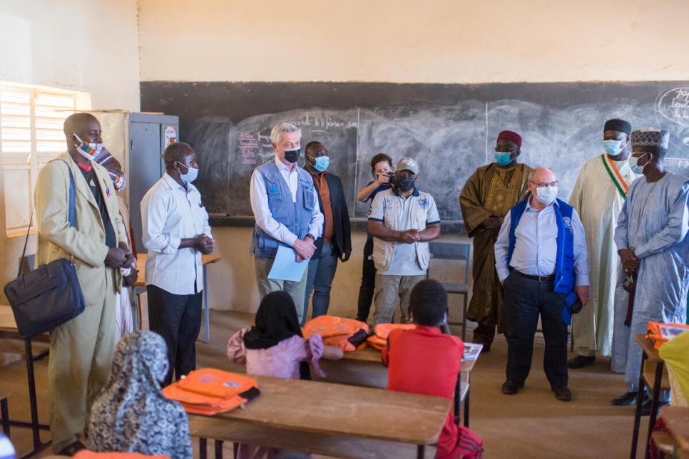 El Alto Comisionado de las Naciones Unidas para los Refugiados, Filippo Grandi (tercero de la izquierda), y el Director General de la OIM, António Vitorino (tercero de la derecha), visitan una escuela en la ciudad de Ouallam, en Níger.