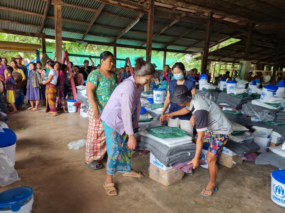 Personas desplazadas internas reciben asistencia en el campamento de Myaing Gyi Ngu, en el estado de Kayin, Myanmar (junio de 2021).