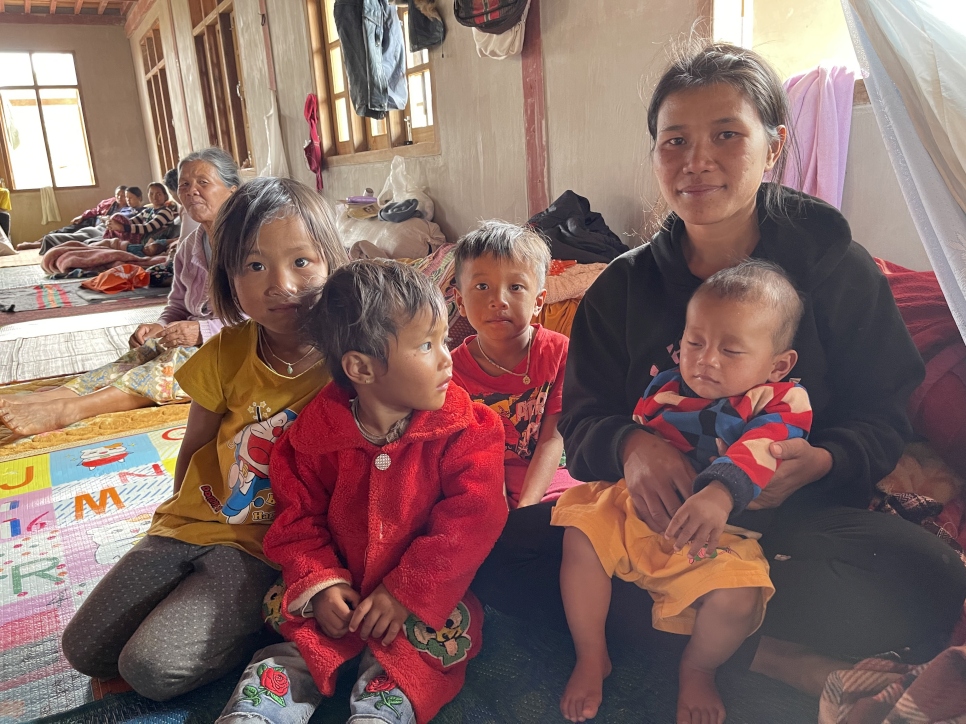 Anna Ruth* con sus hijos en el exterior del monasterio del estado de Shan donde buscó alojamiento tras haber sido desplazada varias veces en el estado de Kayah.