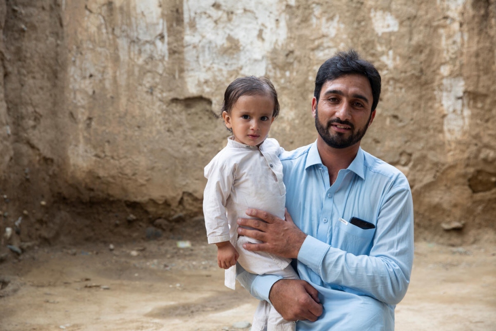Jamil ur-Rehman, de 33 años, un refugiado afgano de segunda generación, y su hijo en Lower Dir, Pakistán.