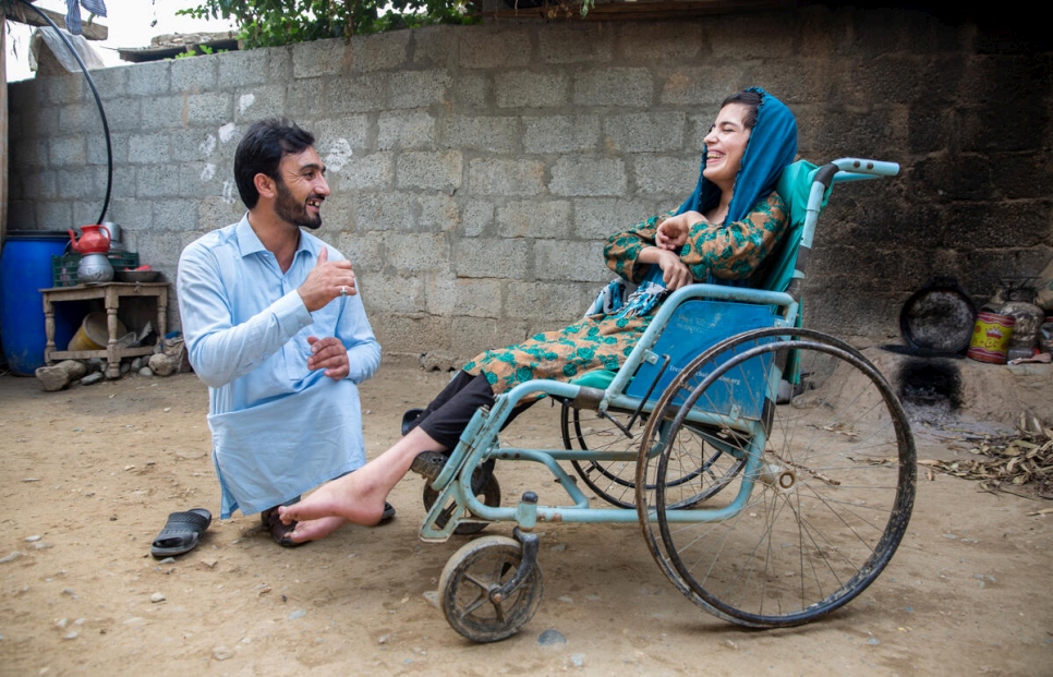 Jamil visita a Gul Bibi, de 16 años, quien pudo continuar su educación después de que él la ayudara a conseguir una silla de ruedas.