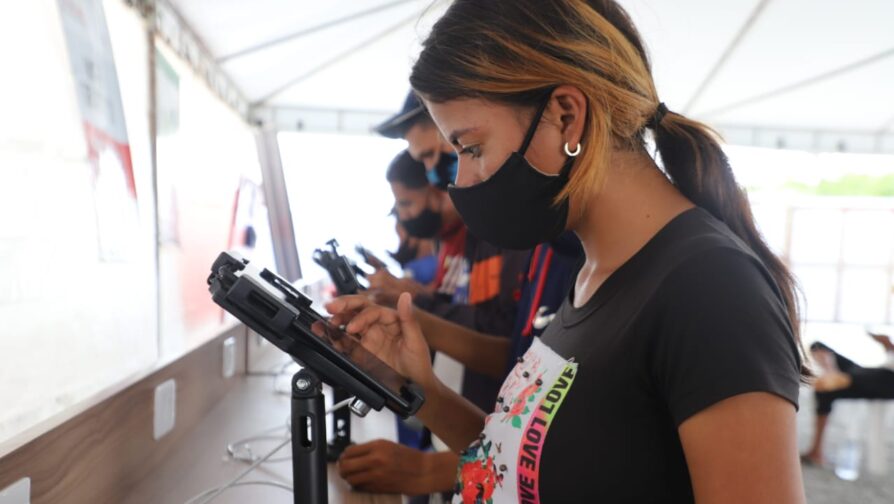 La juventud en Pacaraima puede utilizar una tableta electrónica del proyecto durante 30 minutos al día.