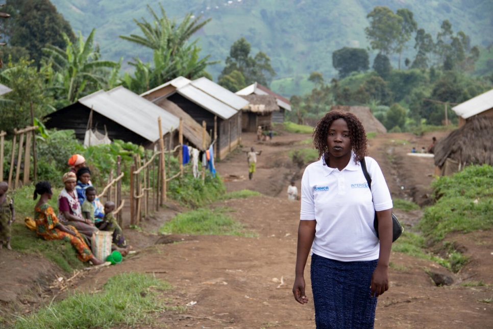 Lidia camina para reunirse con personas supervivientes de un reciente ataque en Kibarizo en su papel de monitora de protección para INTERSOS, socio del ACNUR.