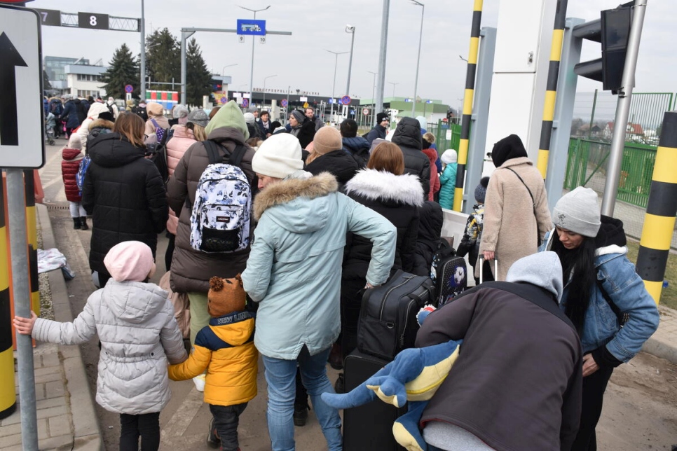 Personas refugiadas de Ucrania entran a Polonia por el paso fronterizo de Medyka.