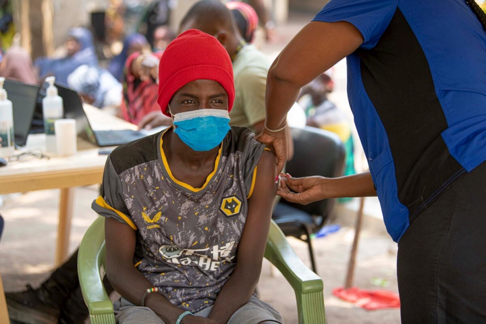 Hassan Abdul, un refugiado somalí de 22 años, recibe la vacuna COVID-19 en el campamento de refugiados de Kakuma, Kenia.