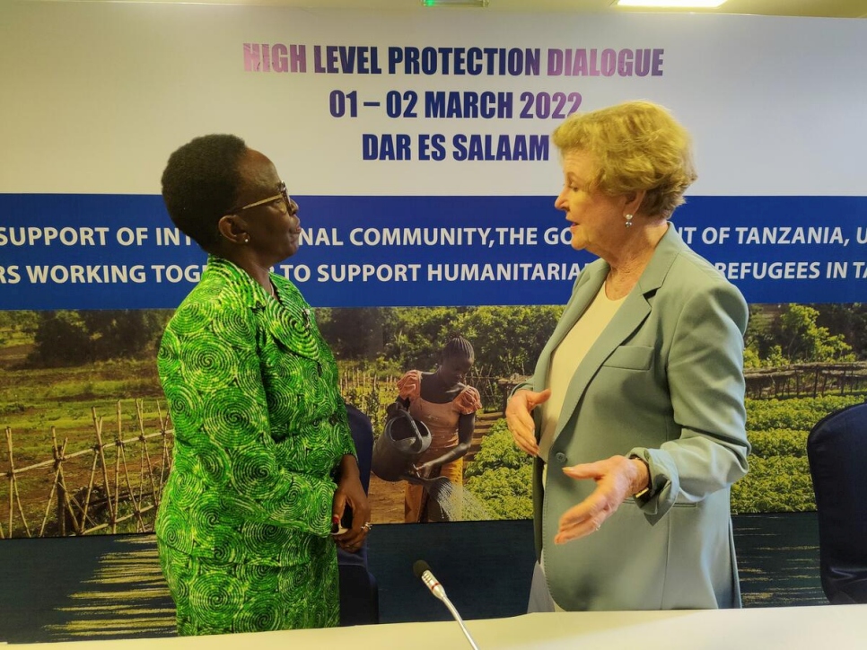 La Embajadora Liberata R Mulamula, Ministra de Asuntos Exteriores y Cooperación de África Oriental en Tanzania, charla con Gillian Triggs, Alta Comisionada Auxiliar para la Protección de ACNUR, durante el Diálogo de Alto Nivel.