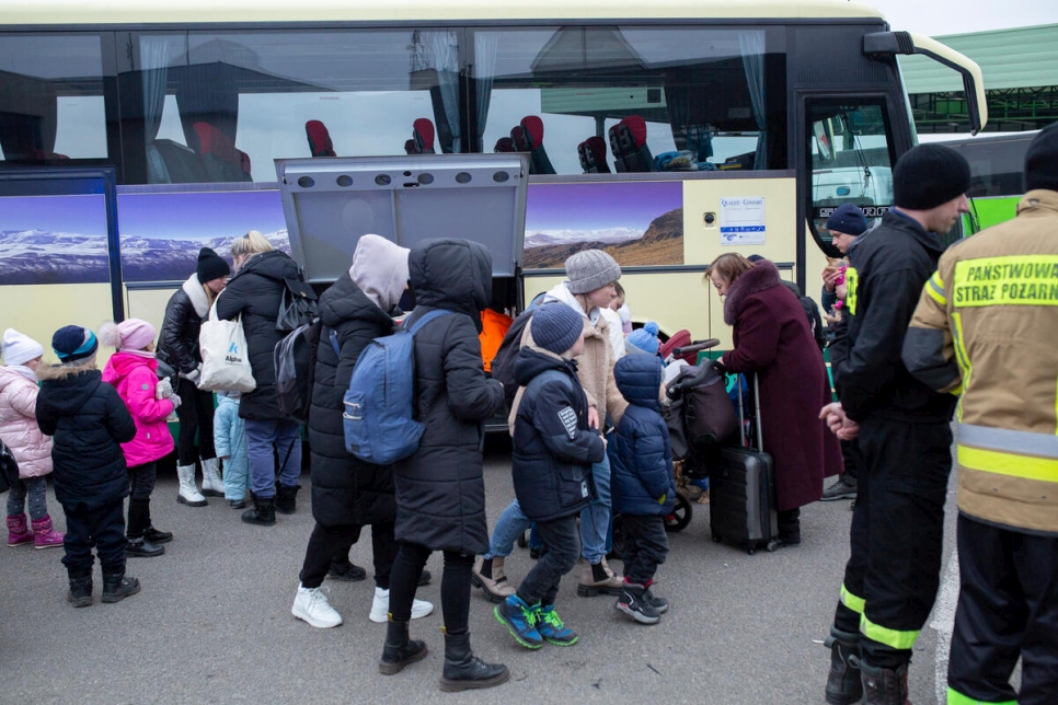 Personas refugiadas de Ucrania llegan a Polonia a través del cruce fronterizo de Medyka.