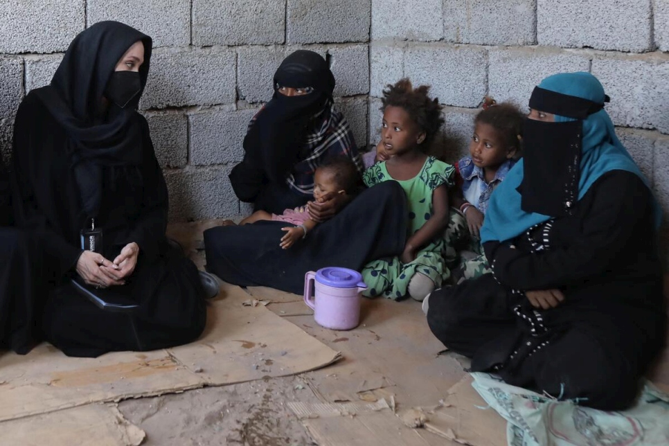La Enviada Especial de ACNUR, Angelina Jolie, se encuentra con una familia desplazada en un asentamiento temporal en la ciudad de Lahej, al sur de Yemen.