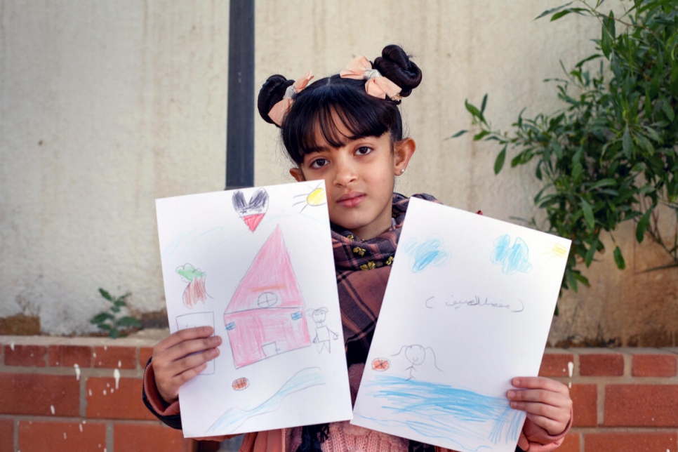 "Pero Siria está destruida", responde Sajida, de 8 años, cuando se le pide que imagine su país de origen. En su lugar, dibuja cómo espera que sea el futuro.