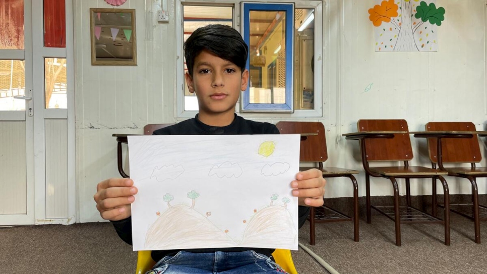 Dilkhaz, de 11 años, quien vive en un campamento de refugiados al norte de Irak, imagina Siria como un hermoso paisaje de colinas y árboles.