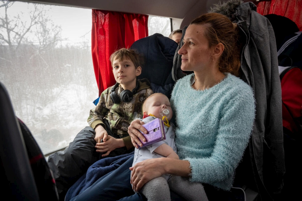 Natalia, de 35 años, junto a su hija e hijo en el autobús con destino a Huși, en Rumanía, tras salir de Mykoláiv, una ciudad al sur de Ucrania, en dirección a Moldavia.