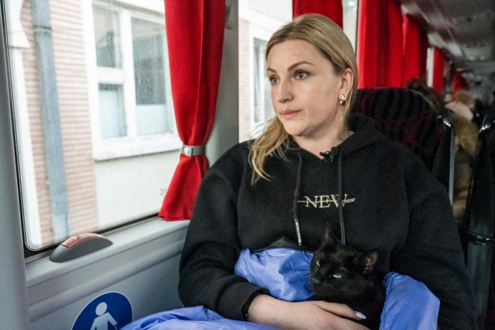 Al salir de casa en Odesa, la ciudad ucraniana en el Mar Negro, Viktoria, de 37 años, llevó consigo a la gata de la familia.