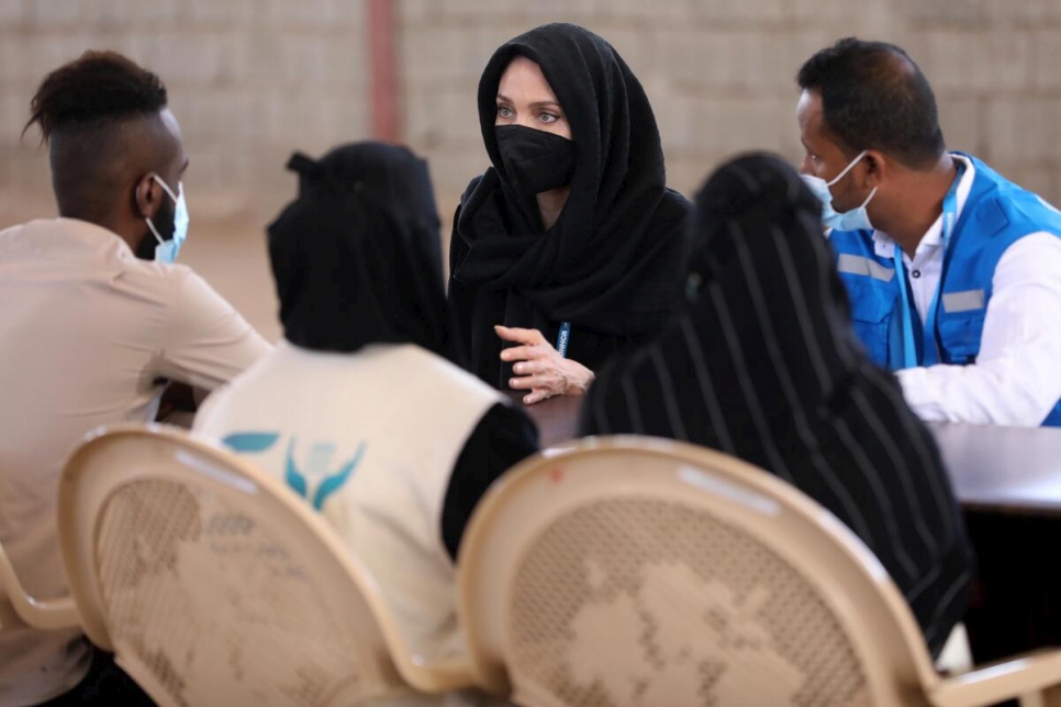 Angelina Jolie, Enviada Especial de ACNUR, se reúne con personas refugiadas de Somalia cerca de Adén, en Yemen.