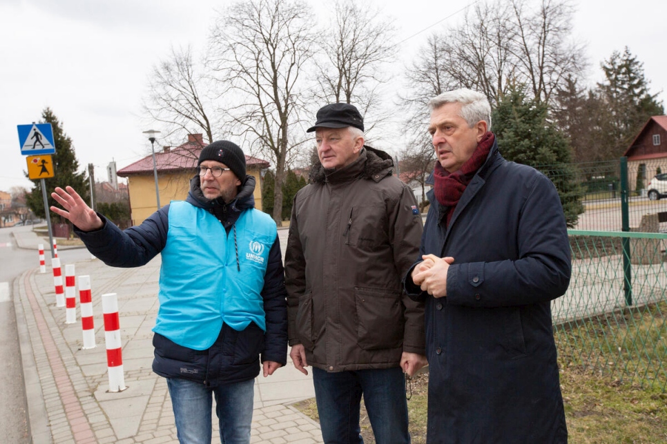 El alcalde de Medyka, Marek Iwasieczko (al centro), visita el centro de recepción de la ciudad para las personas refugiadas de Ucrania con el Alto Comisionado de la ONU para los Refugiados, Filippo Grandi (a la derecha).