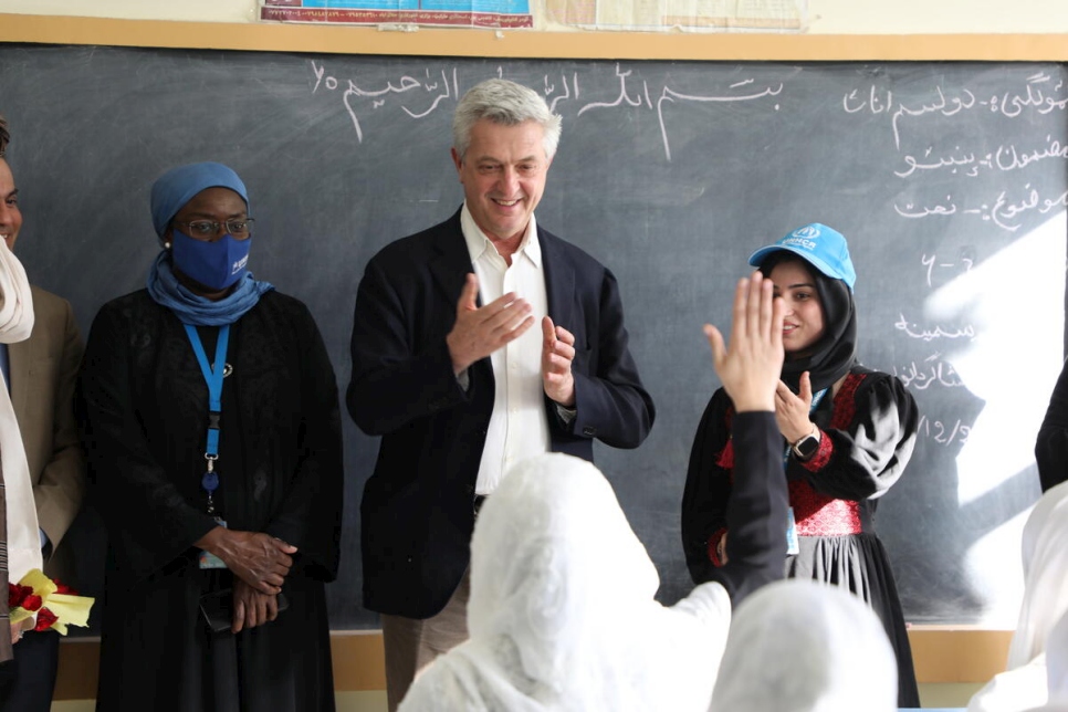 El Alto Comisionado de la ONU para los Refugiados, Filippo Grandi, visita una escuela de niñas en la zona de Saracha, en Jalalabad, Afganistán.