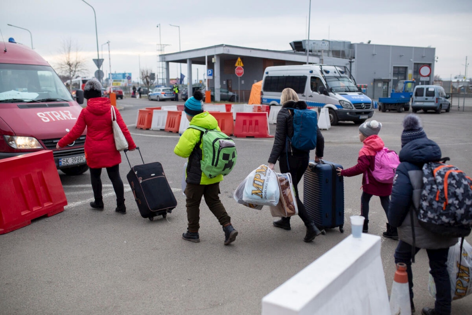 Las personas refugiadas de Ucrania entran en Polonia por el paso fronterizo de Medyka.