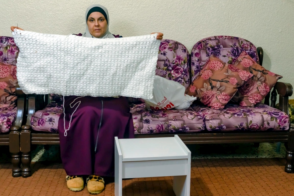 Luego de que el conflicto llegara a su vecindario en 2012, Zuzan Mustafa, una mujer de 36 años originaria de Alepo, Siria, huyó a Jordania junto a su esposo y tres hijos. Hoy en día, Zuzan emplea sus habilidades manuales para ayudar a sostener a su familia.
