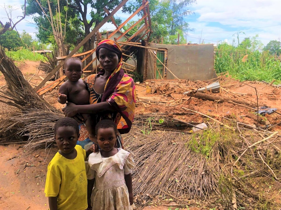 Julienne, una refugiada burundesa que vive en el asentamiento de refugiados de Maratane con sus tres hijos, frente a lo que solía ser su casa.