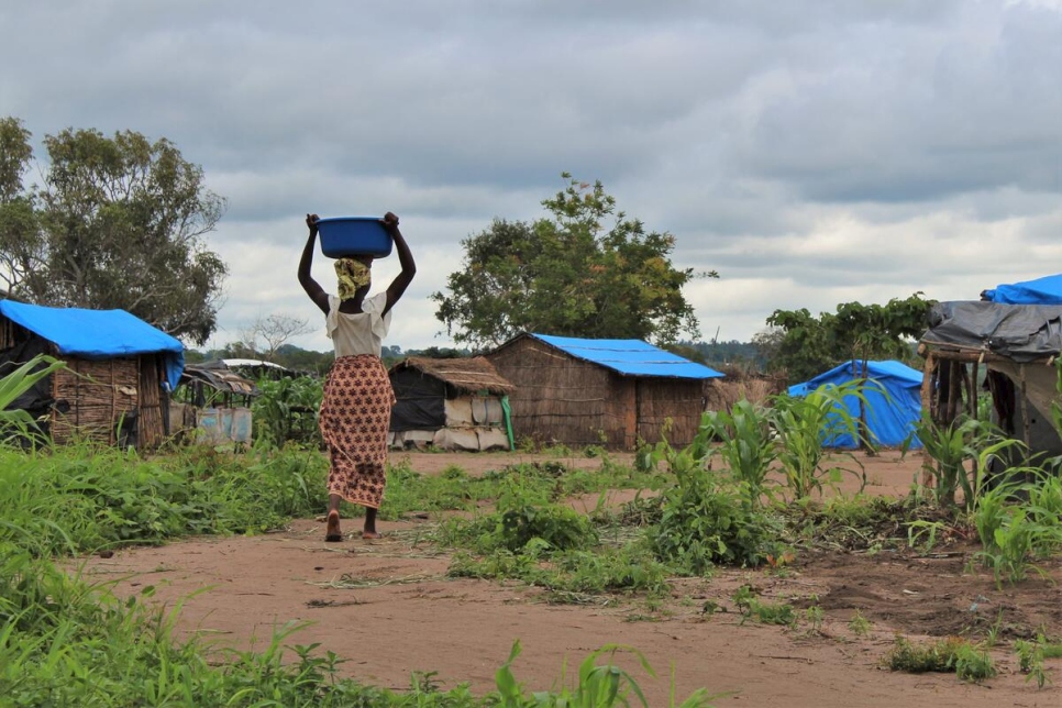 Una mujer camina por un campamento para personas desplazadas en Mpeme, en el distrito de Mueda, en la provincia de Cabo Delgado (Mozambique).