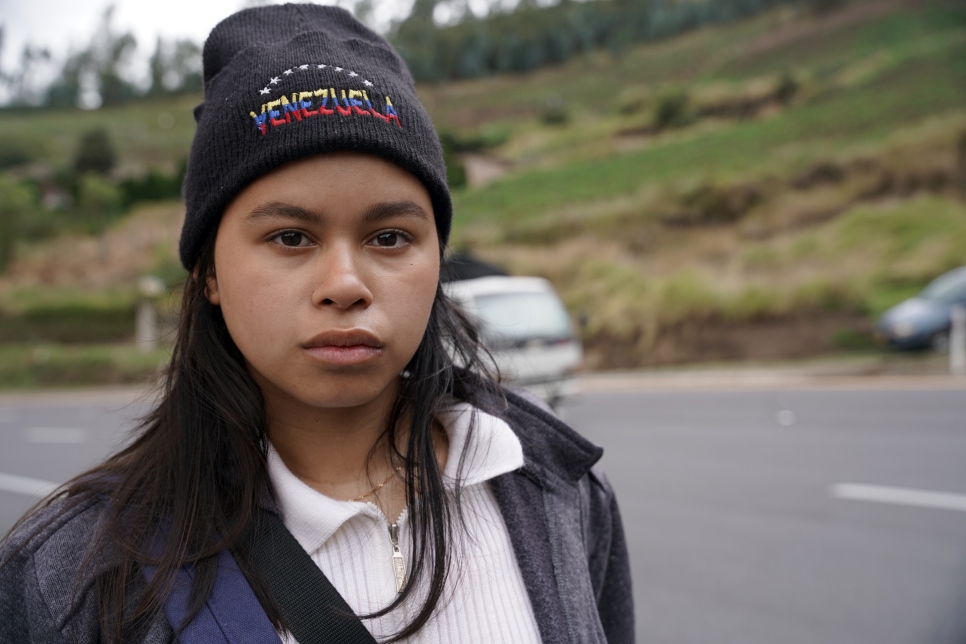 Del otro lado, una película de realidad virtual, cuenta la historia de Arianna, una joven venezolana que huyó de su país en busca de seguridad en Ecuador.
