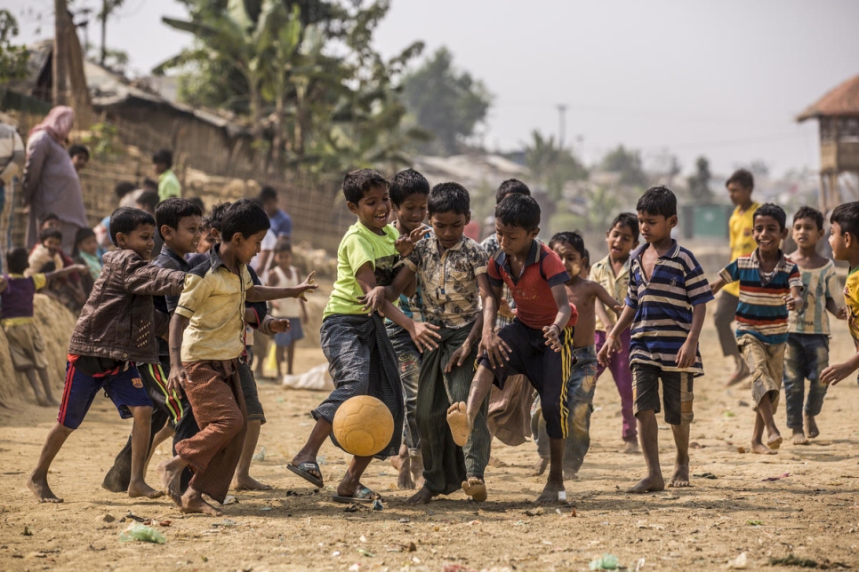 Un grupo de niños juega fútbol en el campamento de refugiados de Kutupalong, Cox's Bazar, Bangladesh.