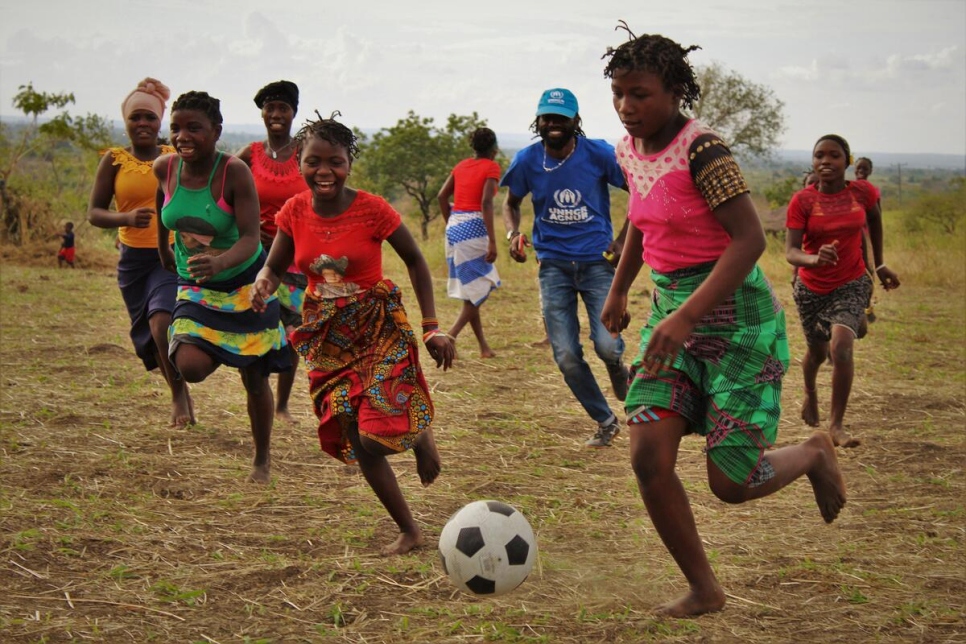 ACNUR organizó un partido de fútbol para niñas desplazadas y de la comunidad de acogida en Metuge, Cabo Delgado, al norte de Mozambique.