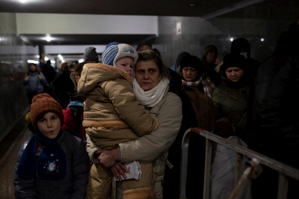 Una madre espera con su familia antes de subir a un tren desde Leópolis, al oeste de Ucrania, hacia Polonia el 10 de marzo. Huyeron de su casa en Járkov dos días antes, después de que les cortaran los servicios de agua y electricidad.